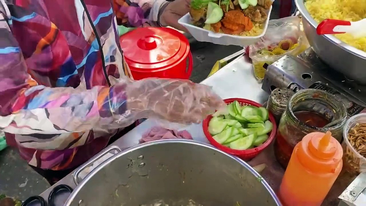 Fried Rice with Meatballs - Vietnamese Street Food (Cơm Chiên Xíu mại - Món ăn đường phố Việt Nam)