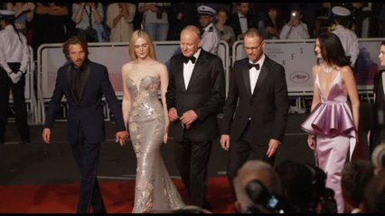 A Cannes il red carpet di Elle Fanning in concorso con "Sentimental value"