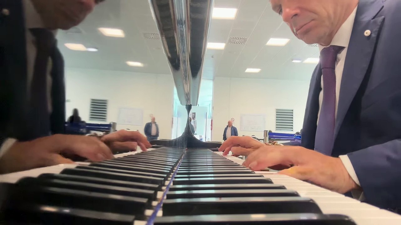 Cateno De Luca - In attesa dell’imbarco Palermo Roma … (22.05.25)