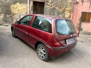 Sassari, pneumatici squarciati all'auto parcheggiata al centro: si indaga su una possibile ritorsione