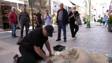 Τέχνη από άμμο στον πεζόδρομο της Αβάντων