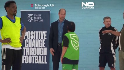 Príncipe William joga futebol em centro comunitário de Edimburgo