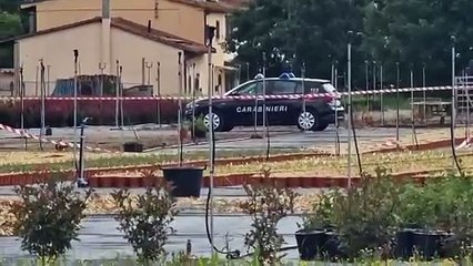 Agguato a colpi di pistola in un vivaio: i rilievi dei carabinieri