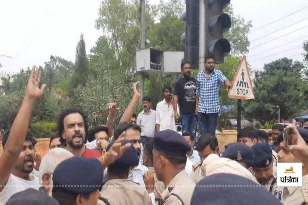 CM के खिलाफ नारेबाजी, पुलिस ने जिलाध्यक्ष, पूर्व महापौर समेत 2 दर्जन कांग्रेसी कार्यकर्ताओं को किया गिरफ्तार