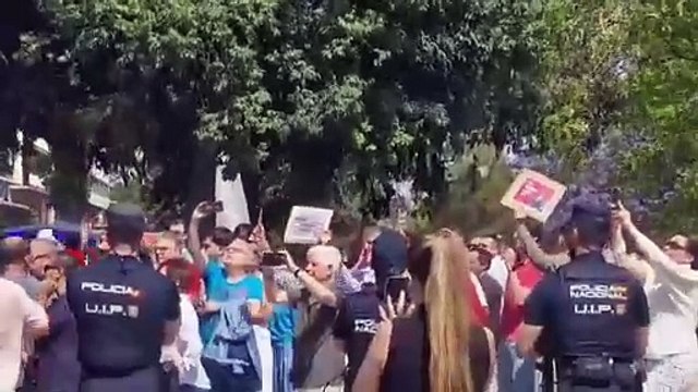 Abucheos a Pedro Sánchez en su regreso a Valencia siete meses después de salir por patas de Paiporta