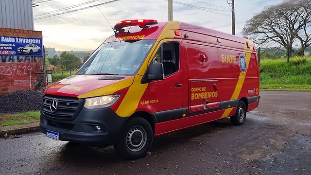 Mulher fica ferida após colisão entre carro e patinete no Bairro Periolo