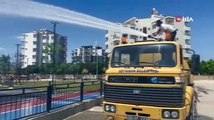 Çocukların yüzünü belediye personeli güldürdü