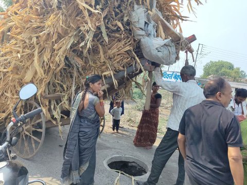 चेंबर पर पैर रखते ही गड्ढें में गिरा बैल, रेस्क्यू कर निकाला