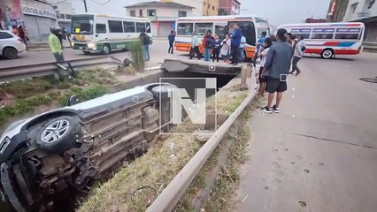 Accidente en la Carretera: Auto cae en un Canal 🚗