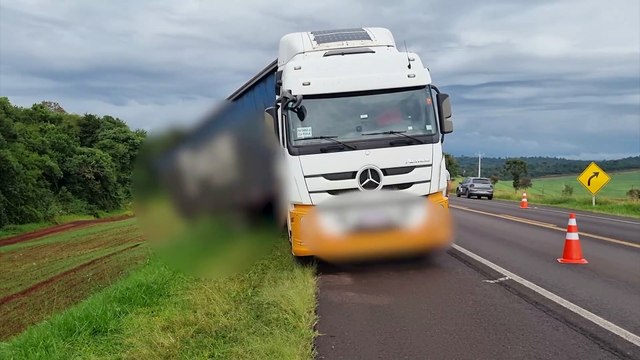 Carreta sai da pista para evitar colisão frontal na BR-277