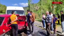 Erzurum'da minibüsle çarpışan Fiat Tofaş araç hurdaya döndü