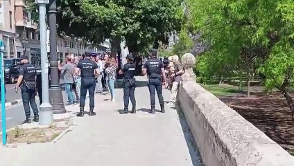 Gritos a favor y en contra de Pedro Sánchez ante la delegación del Gobierno en València, donde se ha reunido con las víctimas de la DANA