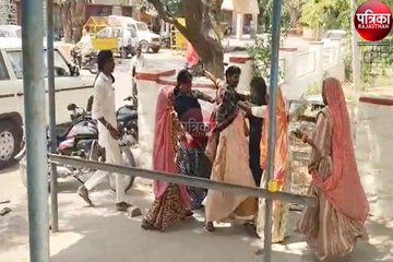 Watch Video : कलक्ट्रेट में महिलाओं के बीच तनातनी : एक-दूसरे के बाल खींचकर बरसाए जूते, लोगों ने छुड़वाया