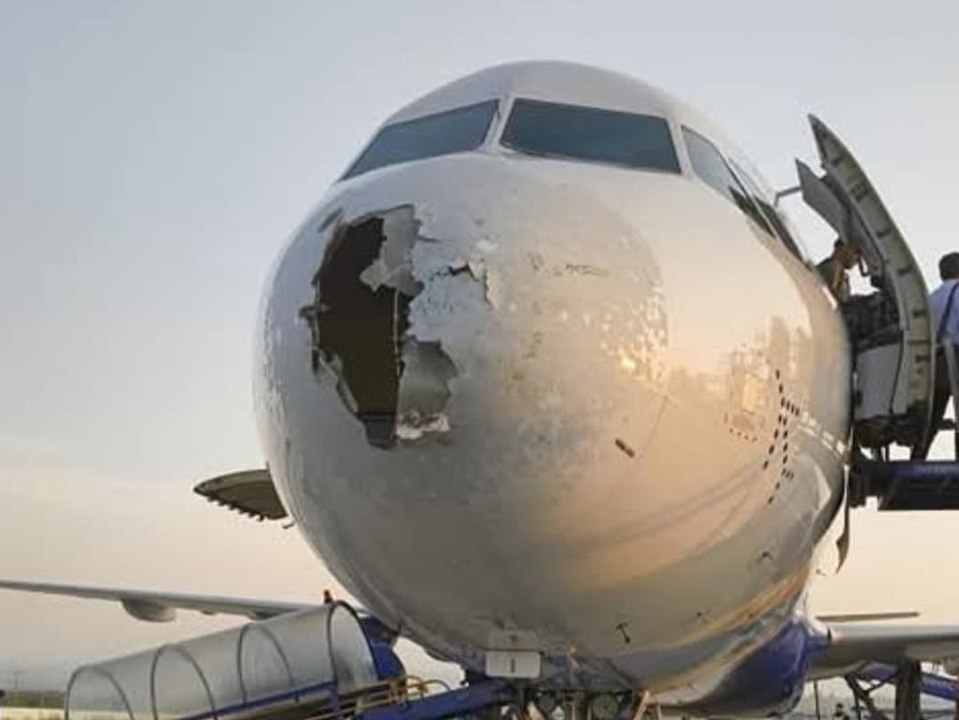 Flugzeug fliegt durch Hagelsturm: Loch in die Nase geschlagen