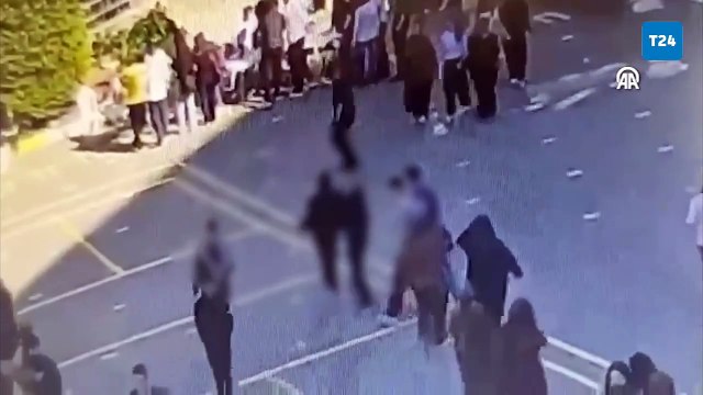 Lise bahçesinde arkadaşını bıçaklayarak kaçtı, diğer öğrenciler yakalamak için peşinden koştu