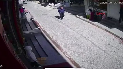 Az daha canından olacaktı! Yolda yürürken tepesine anten düştü