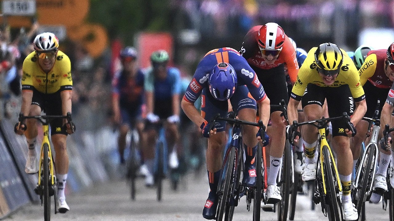 Cycling - Giro d'Italia 2025 - Stage 12 highlights - Sprint stage... and the strongest leadout of the year