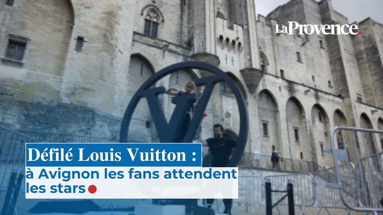 Défilé Louis Vuitton: à Avignon, les fans attendent les stars