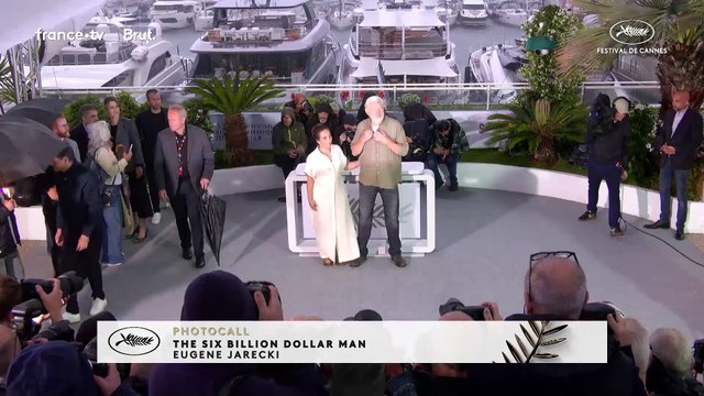 Julian Assange posa con una camiseta con los nombres de los niños muertos en Gaza