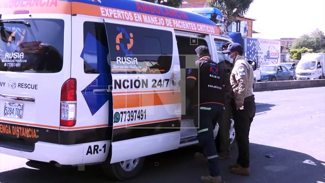Aparatoso accidente en el puente Killman de Cochabamba, dos heridos tras choque entre moto y taxi