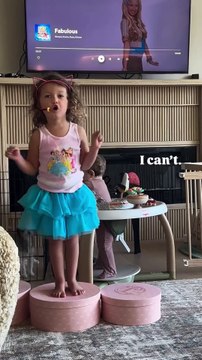 Ashley Tisdale mostra filha dançando música de Sharpay, de High School Musical