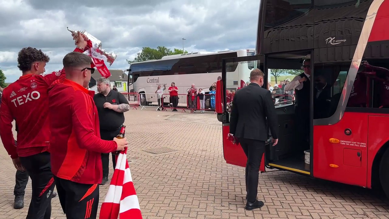 Aberdeen players leave Pittodrie