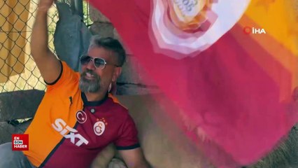 Galatasaraylı taraftar, şampiyonluğu aslanlarıyla kutladı