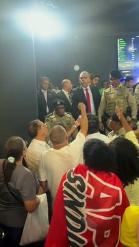 Vereador Cezar Leite bate-boca com sindicalistas durante ocupação da Câmara de Salvador