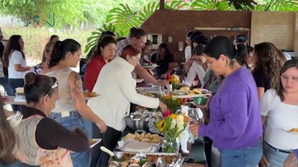 Así es el club gastronómico que une a desconocidos con cucharas y mucho cariño