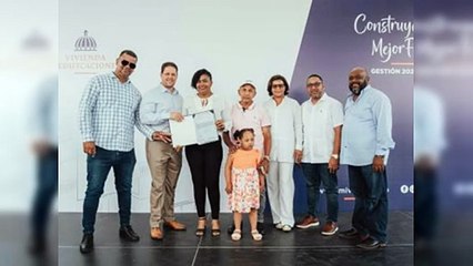 Mived entrega 90 títulos de propiedad a familias en Bayaguana