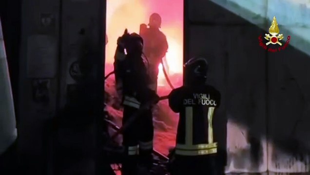 Paura a Carini, vasto rogo in un impianto di trattamento di rifiuti speciali