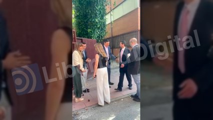 VÍDEO EXCLUSIVO: Begoña Gómez reaparece con muletas en la graduación de su hija