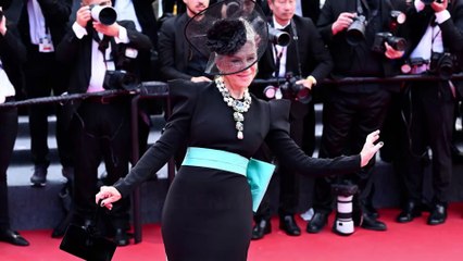 Dama glamour a Cannes 2025: Helen Mirren porta in scena l'eleganza da lady inglese