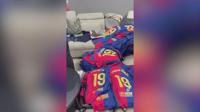 La imagen viral del Lamine firmando 100 camisetas