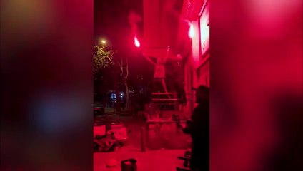 Ambientazo en Vallecas la noche previa para sacar unas entradas