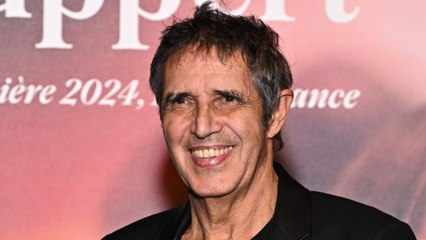 GALA VIDEO - “On ne saura jamais…” : ému, Julien Clerc se confie sur la mort de son frère Gérard