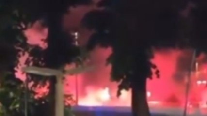 Notte insonne per il Cagliari: fuochi, motorini e cortei dei napoletani fuori all'albergo