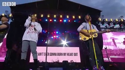 Chris Martin and Ariana Grande - Don't Look Back In Anger (One Love Manchester)
