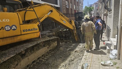 Bayrampaşa'da yol çöktü; 1 kişi mahsur kaldı