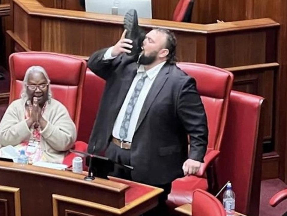 Ikonischer Abschied: Politiker gönnt sich Drink aus einem Schuh