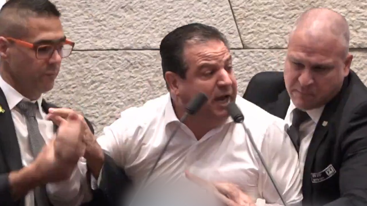 Le député arabe israélien Ayman Odeh dénonce le conflit à Gaza et se fait expulser de la Knesset