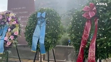 Deposta una corona di alloro davanti alla Stele di Capaci