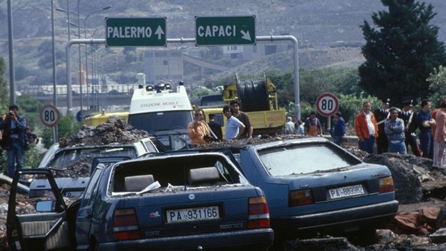 33 anni fa la strage di Capaci: il video ripreso subito dopo l'esplosione che uccise il giudice Giovanni Falcone, la moglie e la sua scorta
