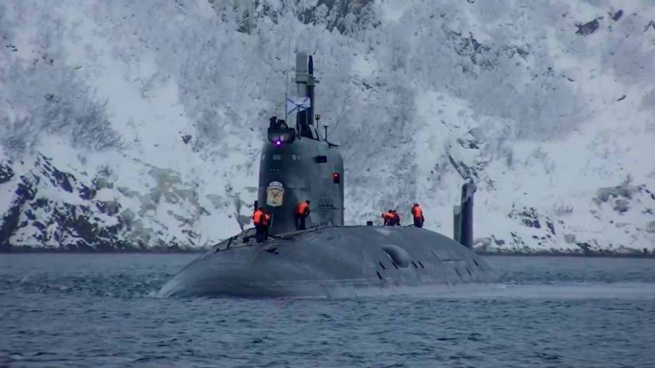 Video: Russisches Atom-U-Boot Arkhangelsk feuert Kalibr-Rakete in der Barentssee ab