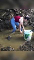 Wanita cantik mencari ikan