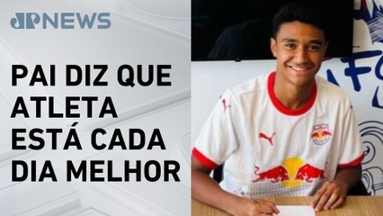 Jogador do Bragantino que sofreu acidente de carro acena da janela de hospital