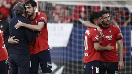 Los jugadores del Osasuna despiden a Vicente Moreno con un 'cariñoso' regalo
