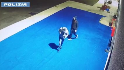 Fingevano di voler giocare a padel e rubavano Rolex a bordo campo: due indagati