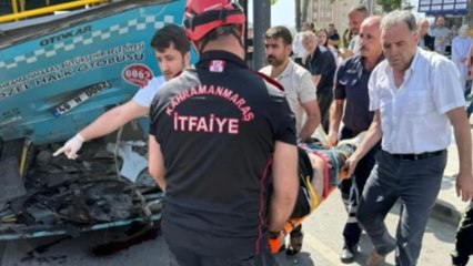 Otomobil, halk otobüsüne çarptı: 1 ölü, 8 yaralı