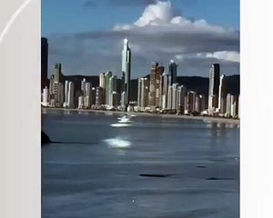 O que são as "manchas escuras" que apareceram no mar em Balneário Camboriú